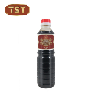 500 ml ciemnego sosu sojowego z supermarketu w plastikowej butelce